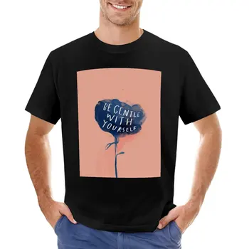 Будьте нежны к себе - Вдохновляющая цитата и акварельный рисунок цветов - футболка Морган Харпер Николс